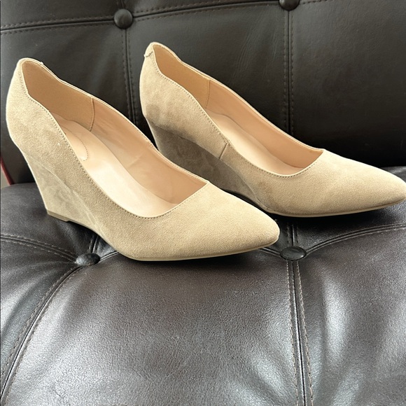 Bandolino Beige Wedge Heels Size 10M Almond Toe Classic Pump - Picture 2 of 6